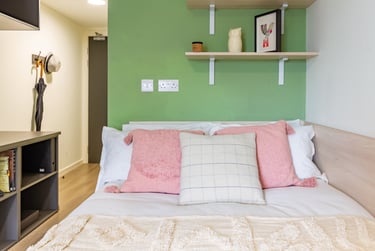 Gold En Suite at Dun Holm House, Unit 8, The Riverwalk, City Centre, Durham, DH14SL - Image 2